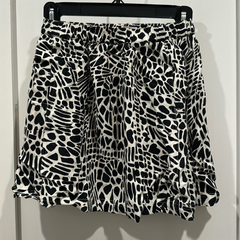 Cute black and white skirt